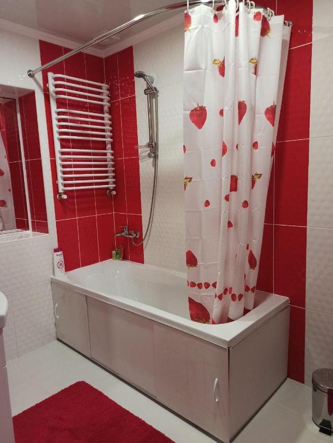 Ferienwohnung Квартира В Самом Центре Wi-Fi Czernowitz Exterior foto